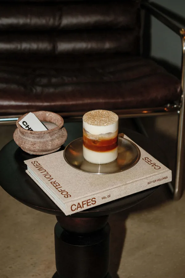 Dessert en verrine posé sur un livre de cafés