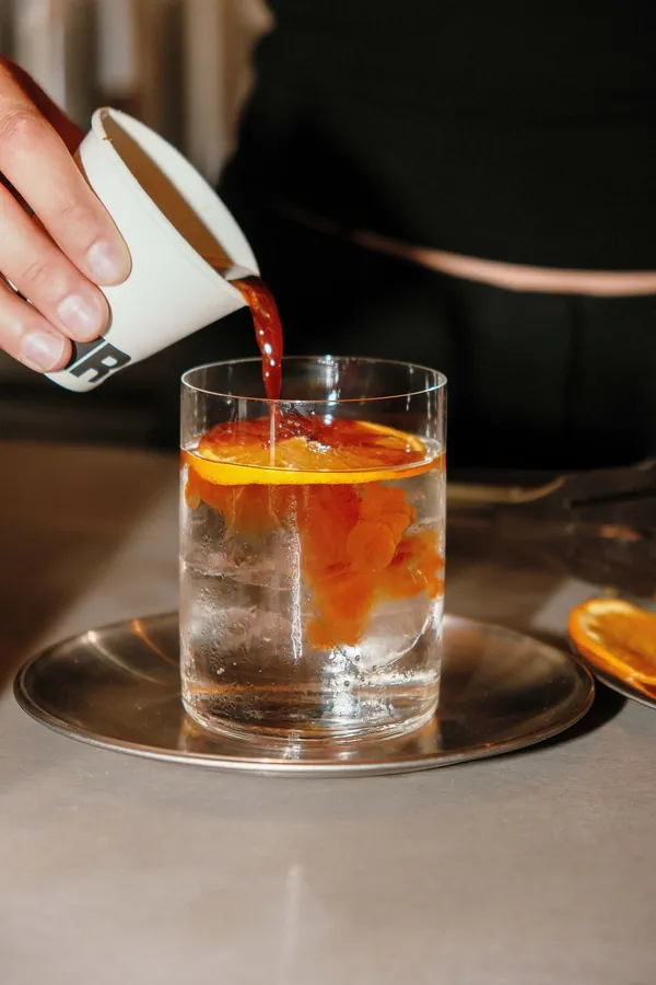 Café versé dans un verre glacé avec une tranche d'orange