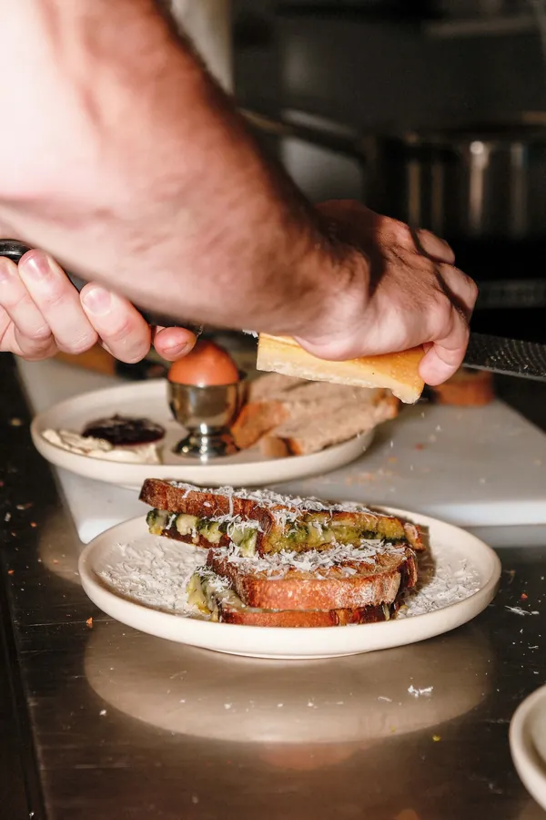Préparation des tartines en cuisine
