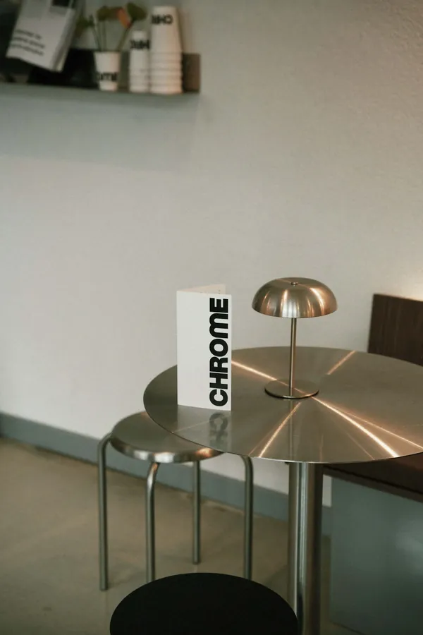 Table ronde et carte Chrome près de la fenêtre