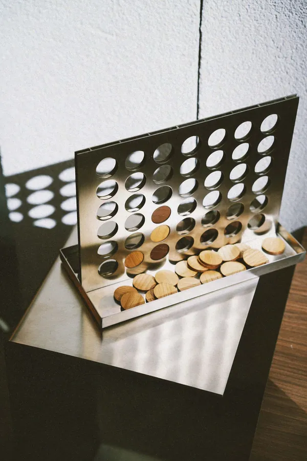 Puissance 4 en métal sur une table du café