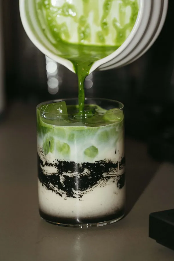 Matcha latte glacé au sésame noir
