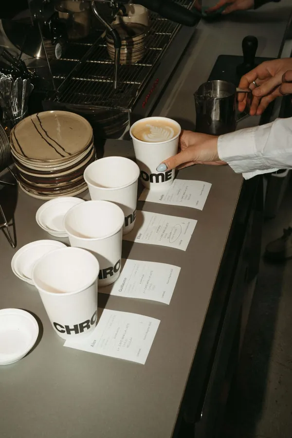 Tasses et gobelets de café alignés sur le comptoir