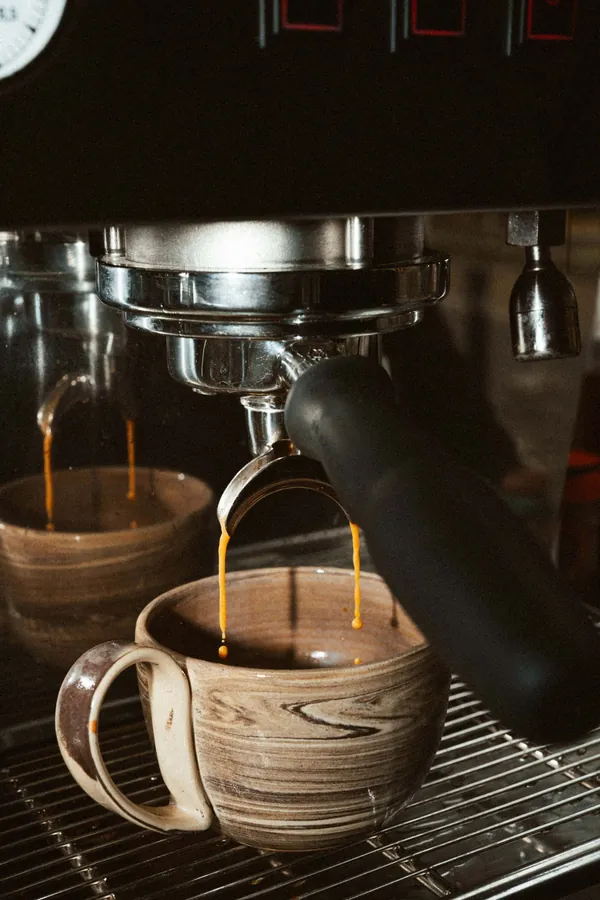 Extraction d'un espresso dans une tasse en céramique marbrée