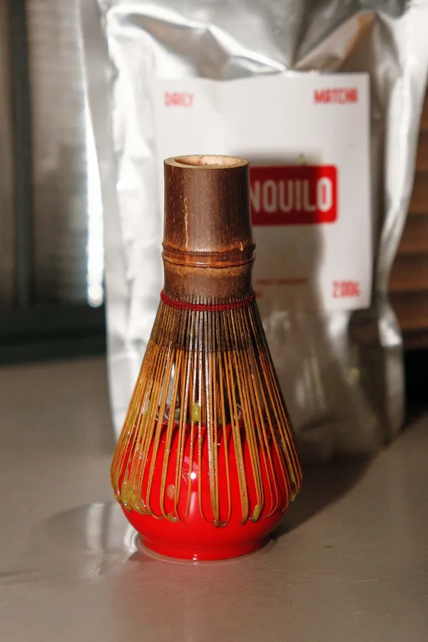 Fouet à matcha en bambou sur son support rouge