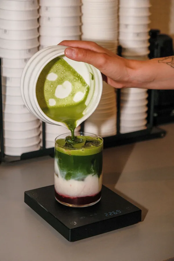 Matcha versé sur un lait glacé